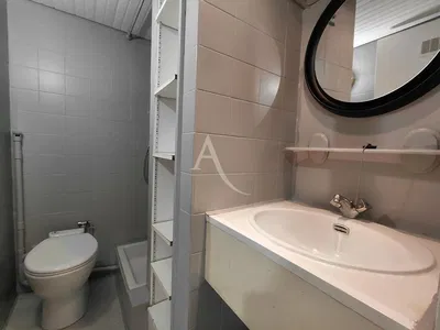 Wohnzimmer; holzboden, tageslicht, moderner stil, hohe decken