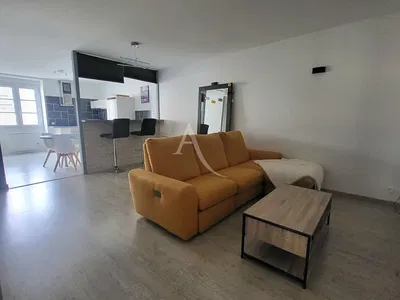 Wohnzimmer; holzboden, tageslicht, moderner stil, hohe decken