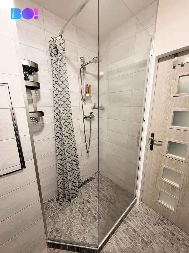 Soggiorno; pavimento in legno, luce naturale, stile moderno, soffitti alti