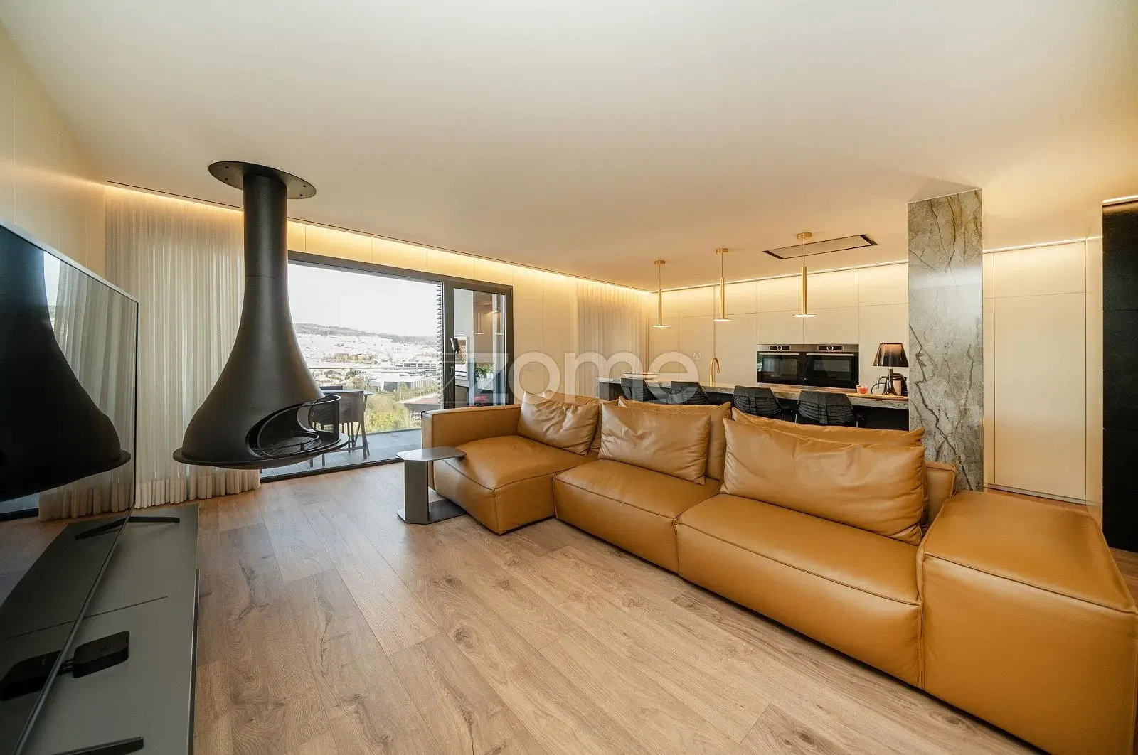 Σαλόνι; ξύλινο πάτωμα, φυσικό φως, μοντέρνο στυλ, ψηλά ταβάνια