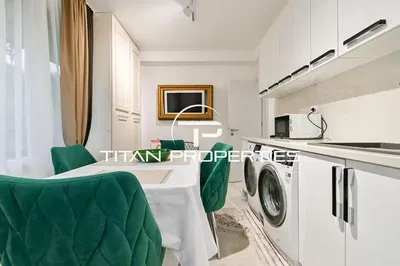 Küche; küchengeräte, holzboden, tageslicht, moderner stil, renoviert