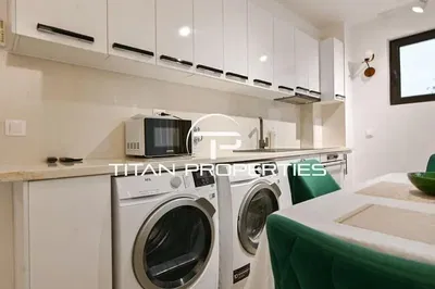 Wohnzimmer; holzboden, tageslicht, moderner stil, hohe decken