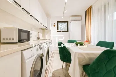 Wohnzimmer; holzboden, tageslicht, moderner stil, hohe decken