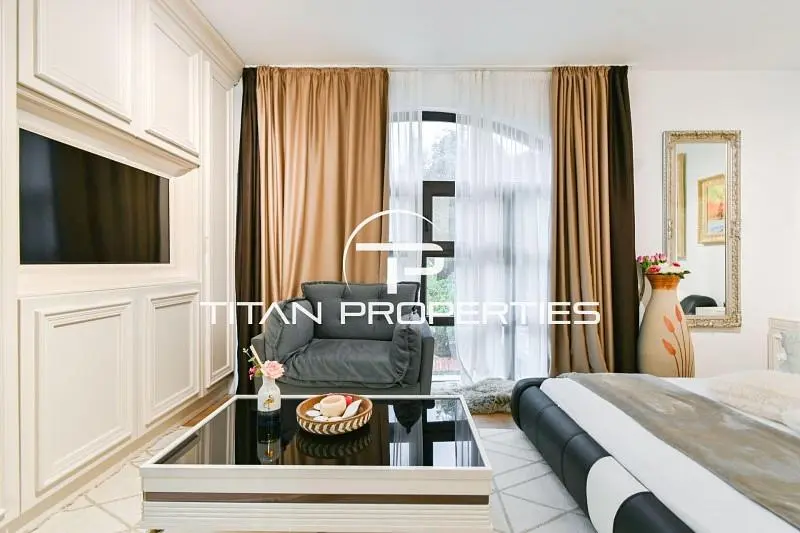 Wohnzimmer; holzboden, tageslicht, moderner stil, hohe decken