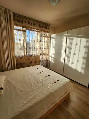 Σαλόνι; ξύλινο πάτωμα, φυσικό φως, μοντέρνο στυλ, ψηλά ταβάνια