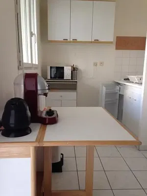 Wohnzimmer; holzboden, tageslicht, moderner stil, hohe decken