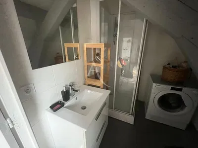 Dnevni boravak; drveni pod, prirodna svjetlost, moderan stil, visoki stropovi