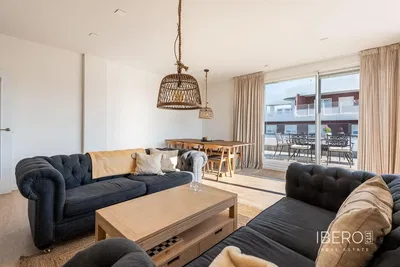 Woonkamer; houten vloer, natuurlijk licht, moderne stijl, hoge plafonds