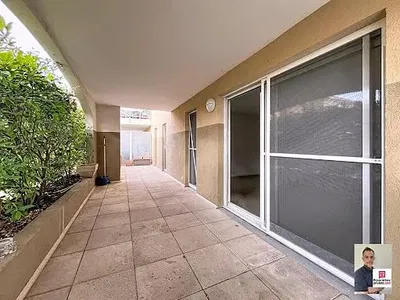 Living room; wood floor, natural light, modern style, high ceiling