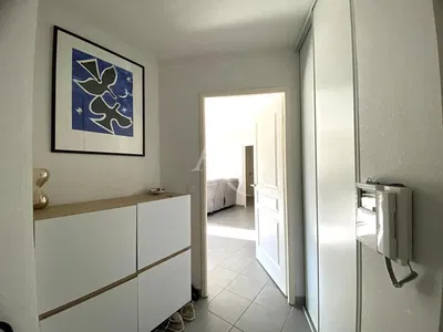 Σαλόνι; ξύλινο πάτωμα, φυσικό φως, μοντέρνο στυλ, ψηλά ταβάνια