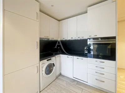 Dnevna soba; drveni pod, prirodno svjetlo, moderni stil, visoki plafoni