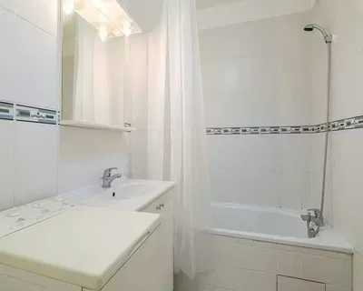 Obývací pokoj; dřevěná podlaha, přirozené světlo, moderní styl, vysoké stropy