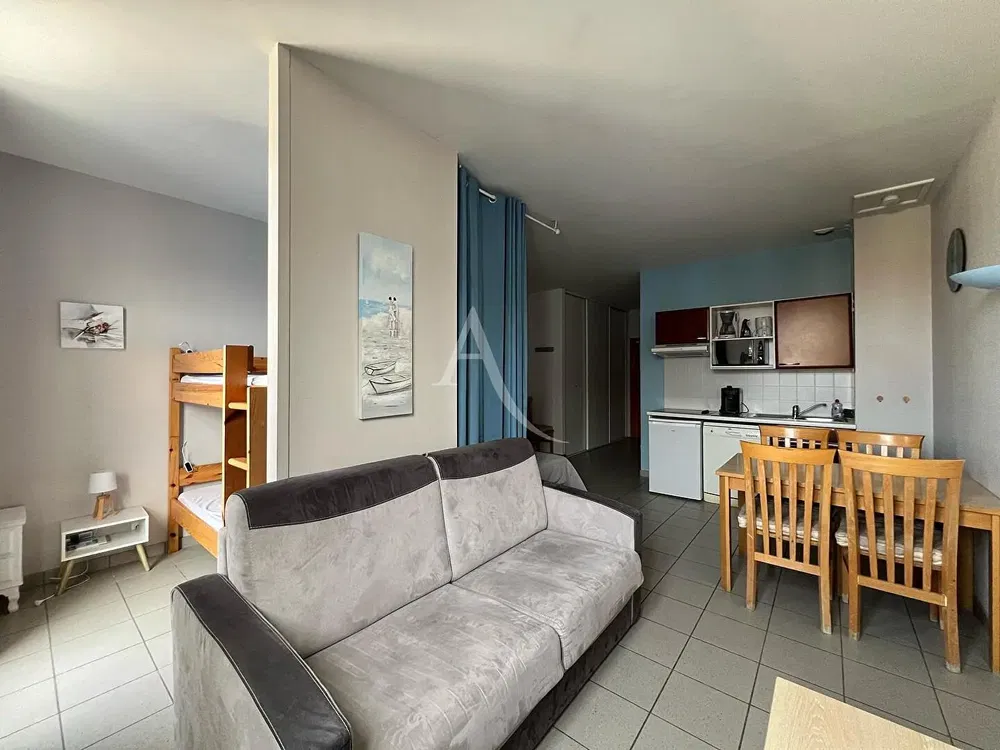 Cucina; elettrodomestici, pavimento in piastrelle, luce naturale, stile moderno, ristrutturato