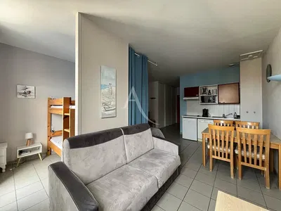 Cucina; elettrodomestici, pavimento in piastrelle, luce naturale, stile moderno, ristrutturato