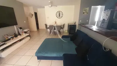 Oturma odası; ahşap zemin, doğal ışık, modern stil, yüksek tavan