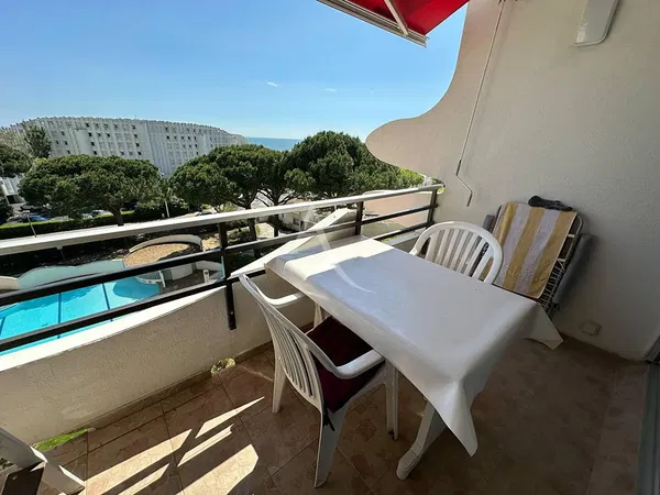 Woonkamer; houten vloer, natuurlijk licht, moderne stijl, hoge plafonds