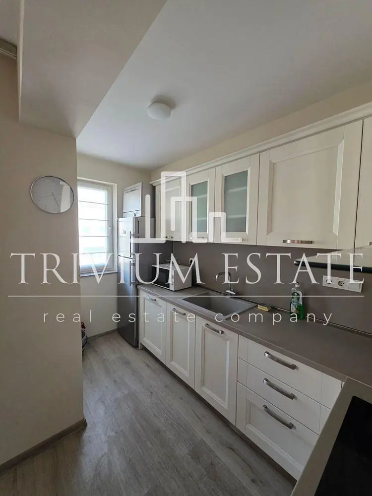 Σαλόνι; ξύλινο πάτωμα, φυσικό φως, μοντέρνο στυλ, ψηλά ταβάνια