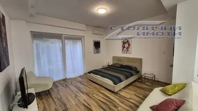 Σαλόνι; ξύλινο πάτωμα, φυσικό φως, μοντέρνο στυλ, ψηλά ταβάνια