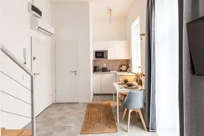 Salon; parquet, lumière naturelle, style moderne, hauteur sous plafond