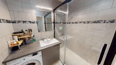 Obývací pokoj; dřevěná podlaha, přirozené světlo, moderní styl, vysoké stropy