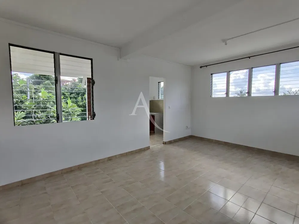 Living room; wood floor, natural light, modern style, high ceiling
