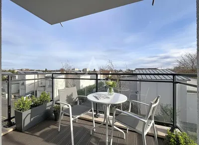 غرفة معيشة; أرضية خشبية, ضوء طبيعي, أسلوب عصري, أسقف عالية