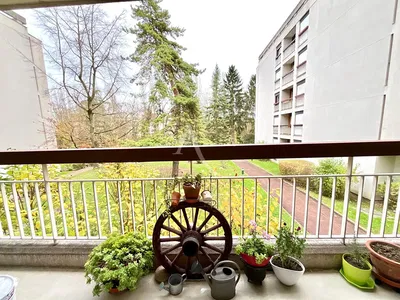 غرفة معيشة; أرضية خشبية, ضوء طبيعي, أسلوب عصري, أسقف عالية