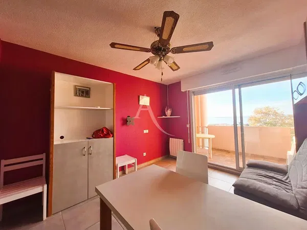 Woonkamer; houten vloer, natuurlijk licht, moderne stijl, hoge plafonds