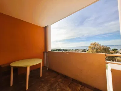 Woonkamer; houten vloer, natuurlijk licht, moderne stijl, hoge plafonds