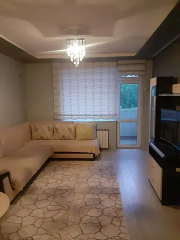 Living room; wood floor, natural light, modern style, high ceiling