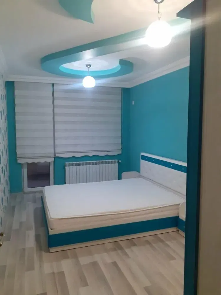 Wohnzimmer; holzboden, tageslicht, moderner stil, hohe decken