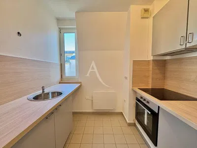 مطبخ; أجهزة المطبخ, أرضية خشبية, ضوء طبيعي, أسلوب عصري, مجدد