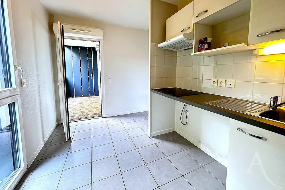 Wohnzimmer; holzboden, tageslicht, moderner stil, hohe decken