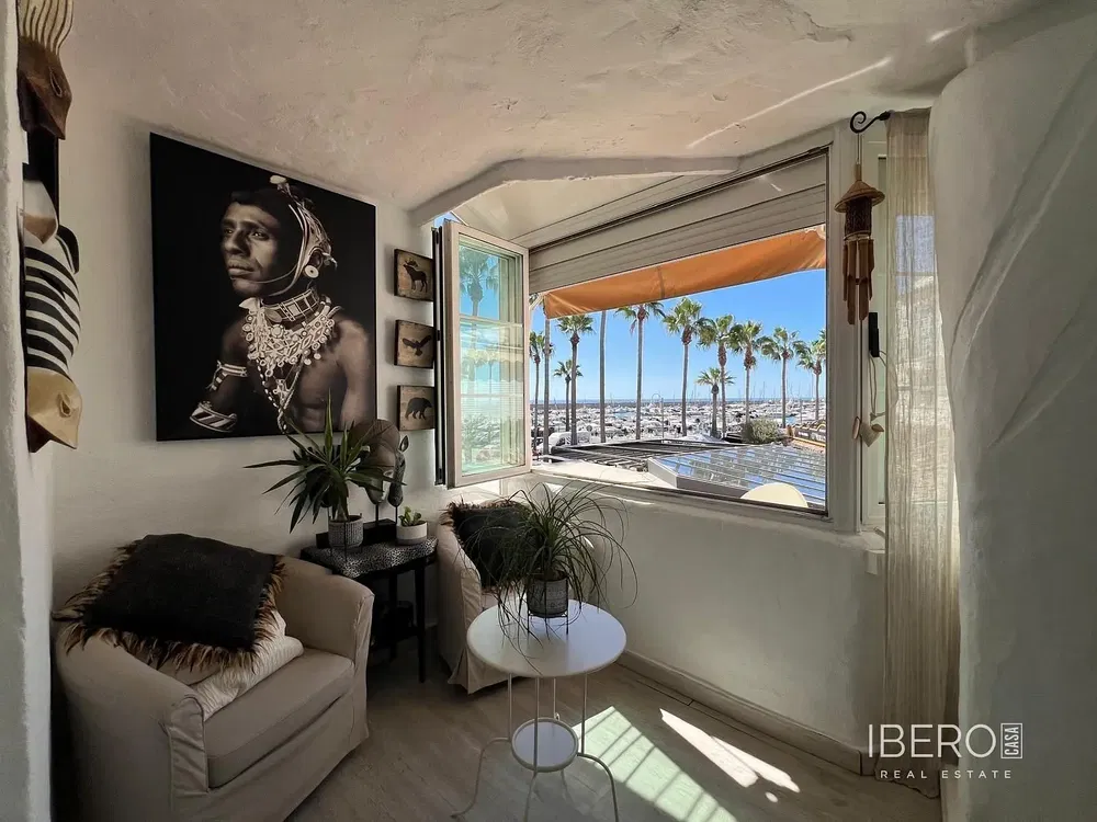 Wohnzimmer; holzboden, tageslicht, moderner stil, hohe decken