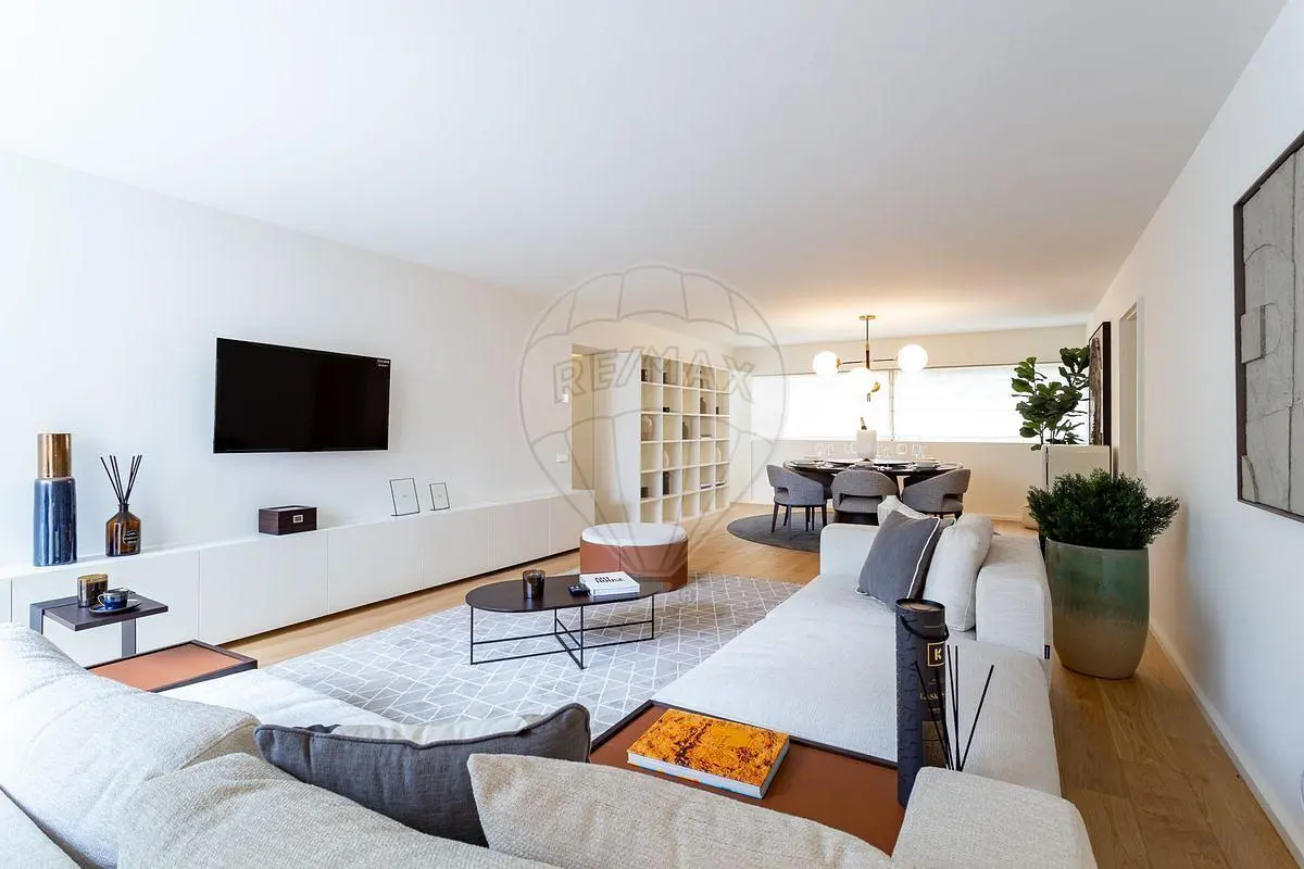 Living room; wood floor, natural light, modern style, high ceiling
