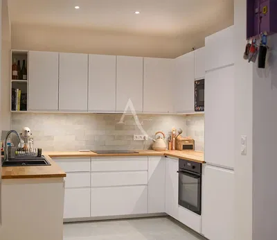 Living room; wood floor, natural light, modern style, high ceiling