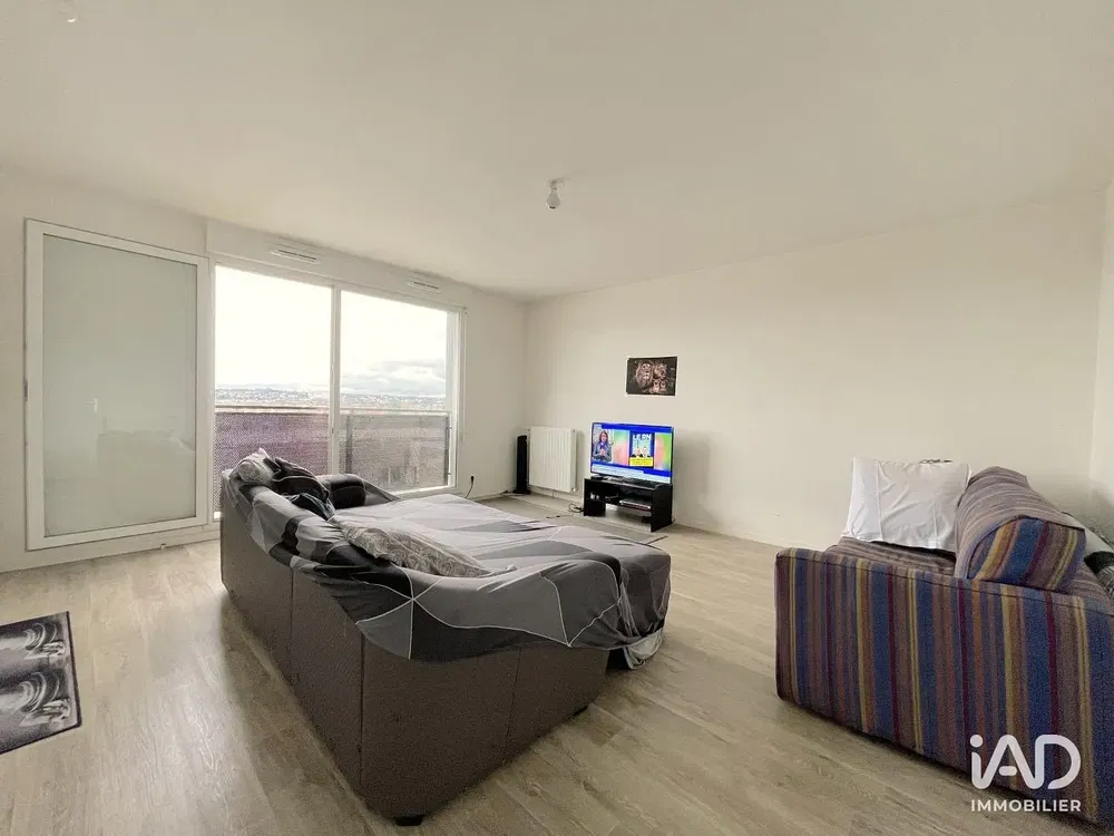 Woonkamer; houten vloer, natuurlijk licht, moderne stijl, hoge plafonds