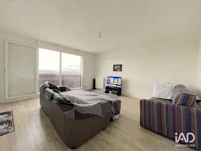 Woonkamer; houten vloer, natuurlijk licht, moderne stijl, hoge plafonds