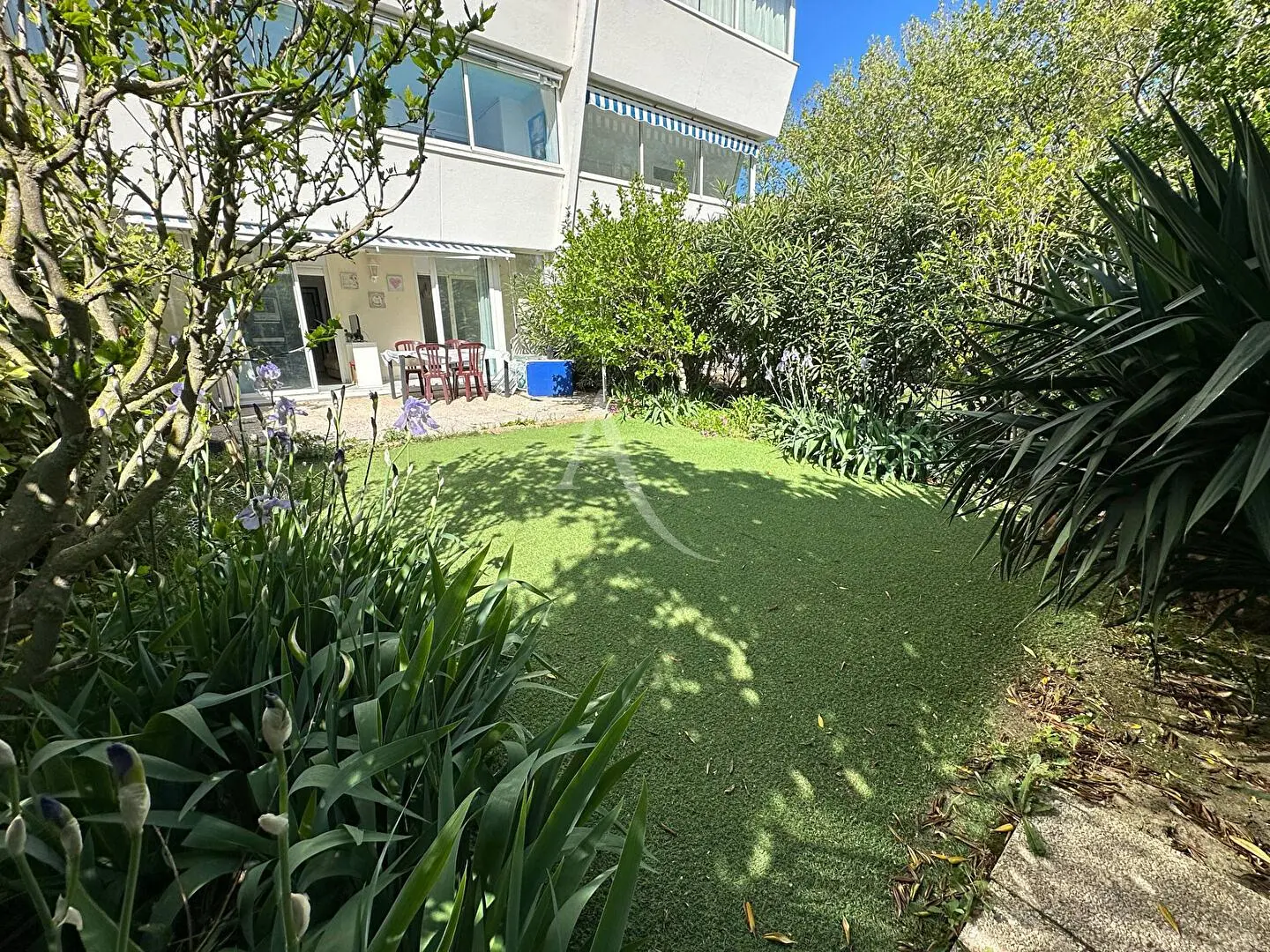 Obývací pokoj; dřevěná podlaha, přirozené světlo, moderní styl, vysoké stropy