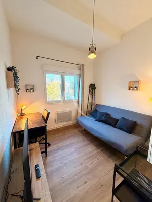 Oturma odası; ahşap zemin, doğal ışık, modern stil, yüksek tavan