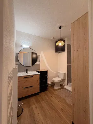 Mutfak; mutfak aletleri, ahşap zemin, doğal ışık, modern stil, tadilatlı