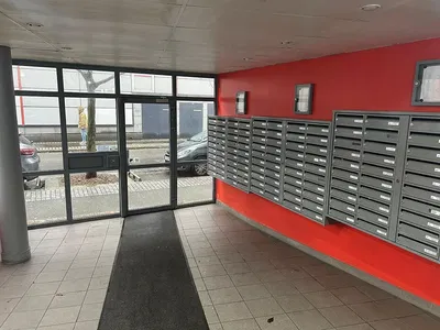 Salon; parquet, lumière naturelle, style moderne, hauteur sous plafond