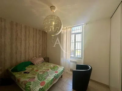 Oturma odası; ahşap zemin, doğal ışık, modern stil, yüksek tavan