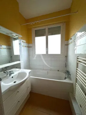 Soggiorno; pavimento in legno, luce naturale, stile moderno, soffitti alti