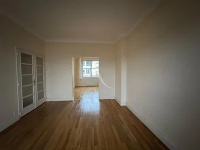 Кухиња; кухињски апарати, дрвени под, природно светло, модерни стил, реновиран