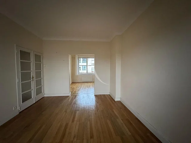 Kuchnia; sprzęt kuchenny, podłoga drewniana, światło dzienne, styl nowoczesny, wyremontowany