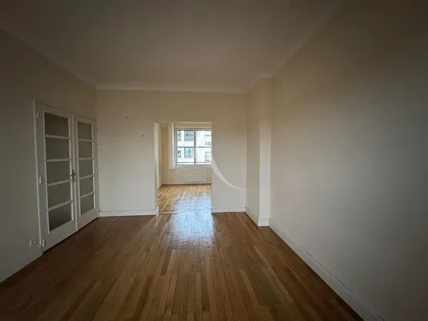 Kuhinja; kućanski aparati, drveni pod, prirodna svjetlost, moderan stil, renoviran