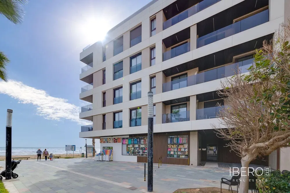 Living room; wood floor, natural light, modern style, high ceiling
