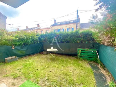 Kuchyně; kuchyňské spotřebiče, dřevěná podlaha, přirozené světlo, moderní styl, po rekonstrukci