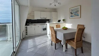 Woonkamer; houten vloer, natuurlijk licht, moderne stijl, hoge plafonds